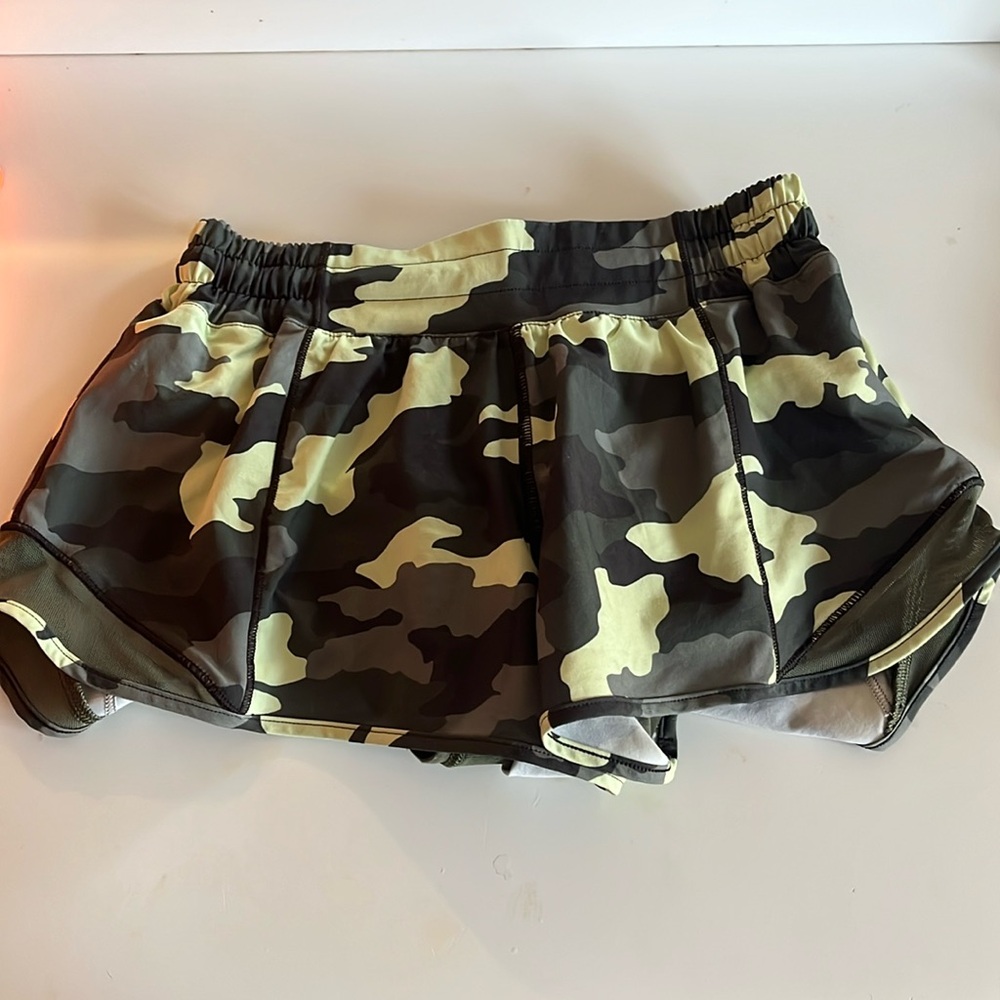 Lululemon 2.5 Hotty Hot shorts